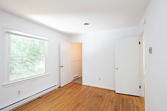 Building Photo - Move-in Ready Northern Albemarle County Home
