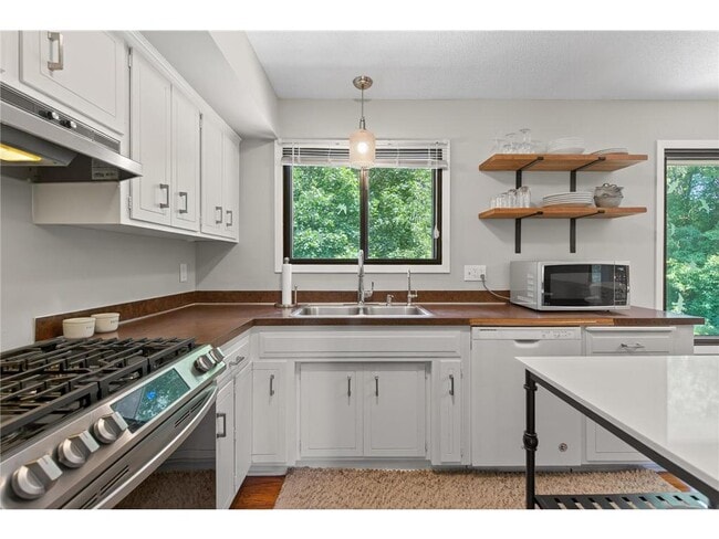 Building Photo - 16220 15th Ave N