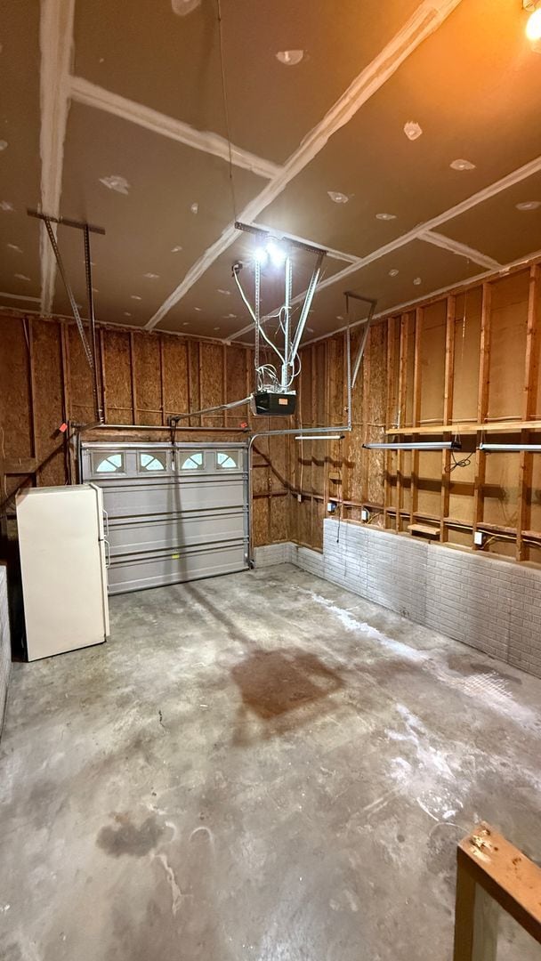 Building Photo - Newly Refreshed Rambler in Convenient Loca...