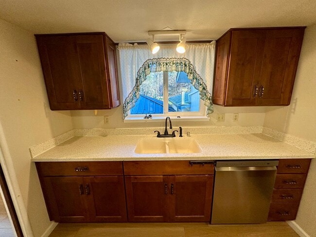 Building Photo - charming 3-bedroom, 2-bathroom