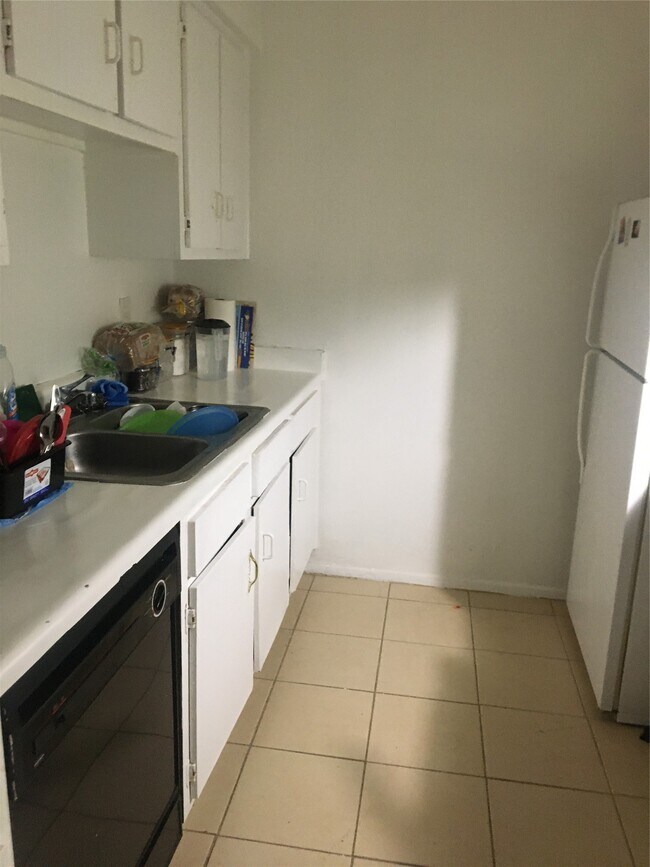 Building Photo - 5625 Antoine Dr