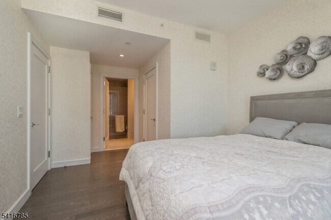 Building Photo - 15 Morris Ave