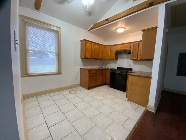 Building Photo - 1911 Ricouard Rd