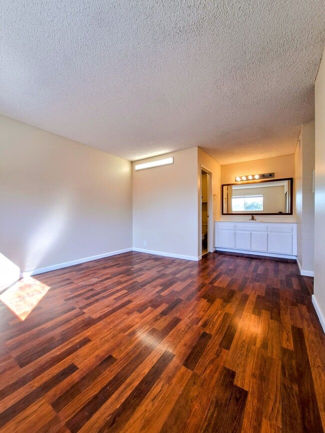 Building Photo - Beautifully Remodeled Second Floor Condo A...