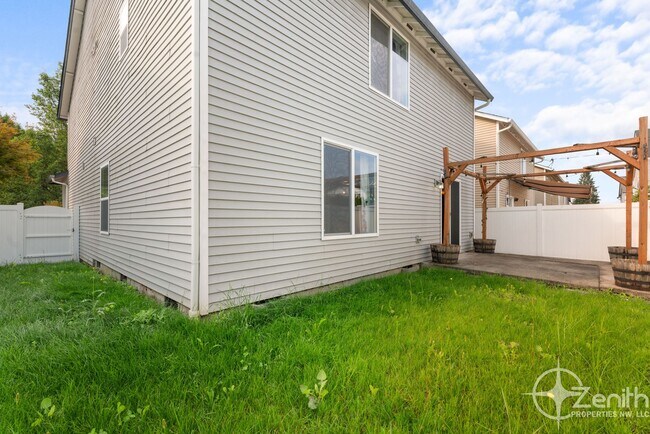 Building Photo - Fully Updated 4 Bedroom Single Family Home...