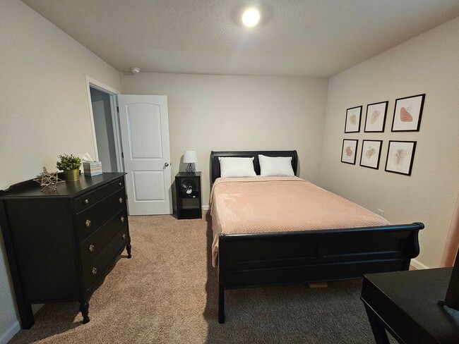 Building Photo - NEW LISTING!!!!!