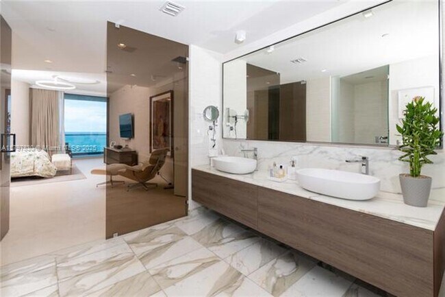 Building Photo - 10201 Collins Ave