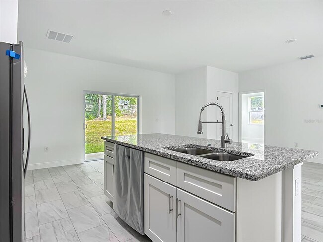 Building Photo - 5736 N Claremont Dr