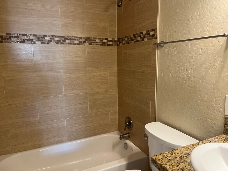 Building Photo - 1057 6th Ave