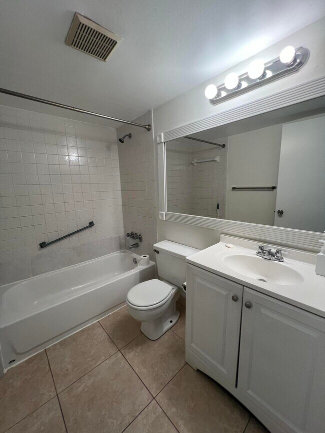 Building Photo - 706 Sunny Pine Way