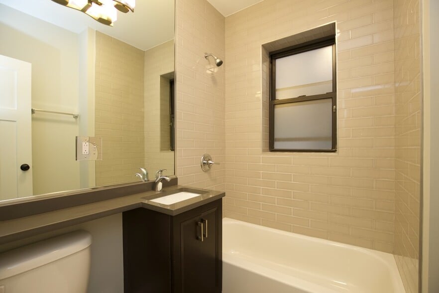 Building Photo - 716 W Brompton