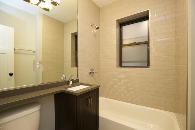 Building Photo - 716 W Brompton