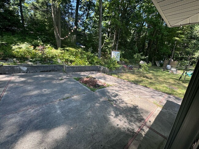 Building Photo - SPACIOUS HOME IN TRAVERSE CITY LOCATED NEAR NMC & EAST BAY