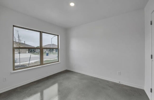 Building Photo - 604 Pacific Crest Trl