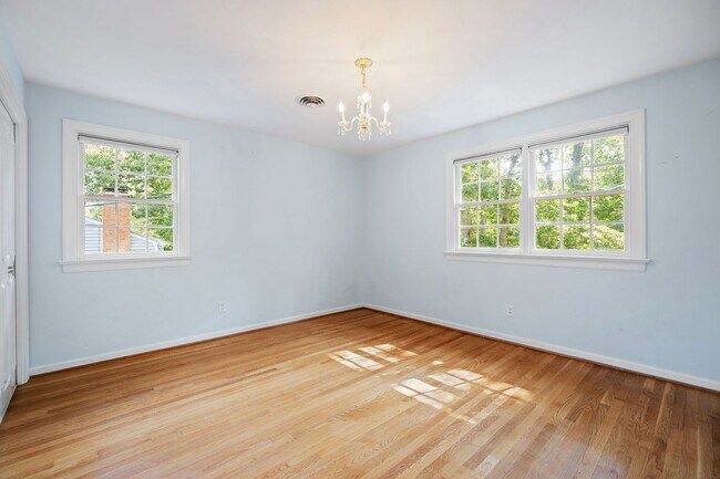 Building Photo - 2401 Scarsborough Dr