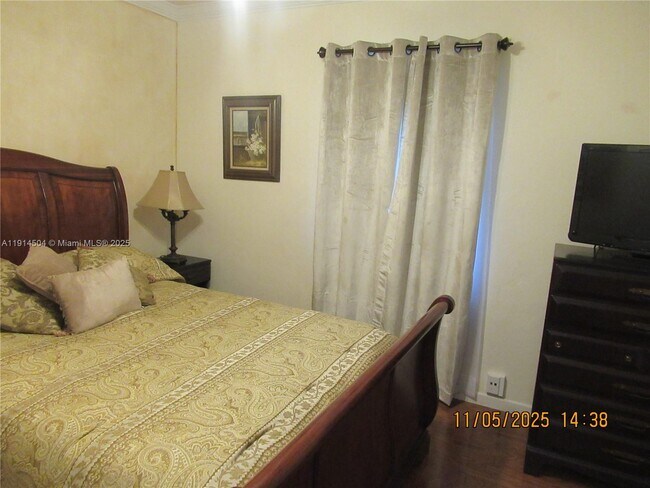 Building Photo - 800 NE 6th St