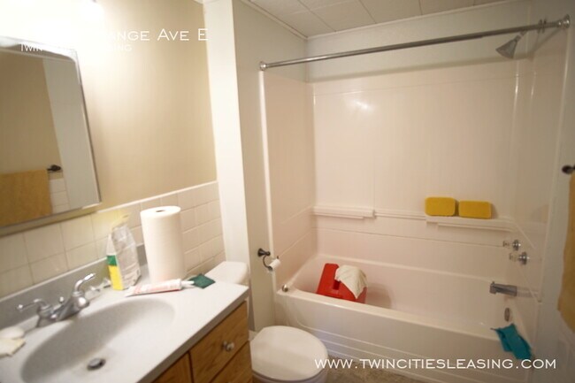 Building Photo - Freshly updated 2 bedroom 1 bath