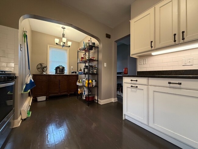 Building Photo - Stunning 5 Bed 2 Bath House Located in the...