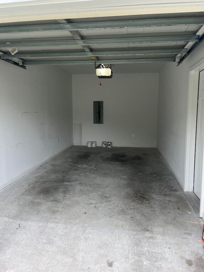 Building Photo - Available now. 3BR/3.5 BA Townhome in Ashl...