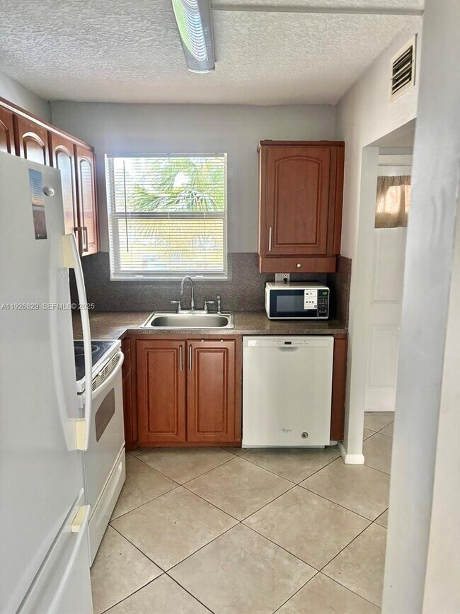 Building Photo - 8305 Sunrise Lakes Blvd