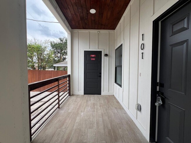 Building Photo - 110 Webb