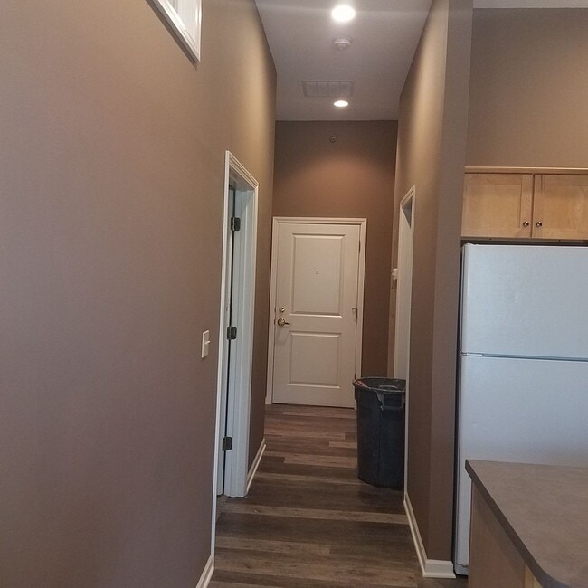 Building Photo - 1BR/1BA, Upscale Loft with accessible Rooftop Deck & Community Pool!