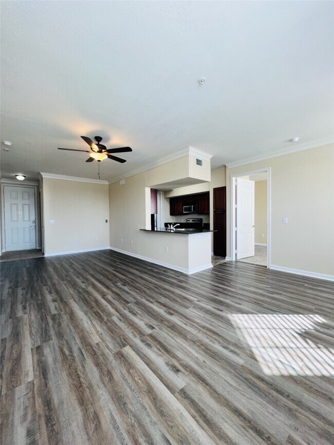 Building Photo - 7575 Kirby Dr