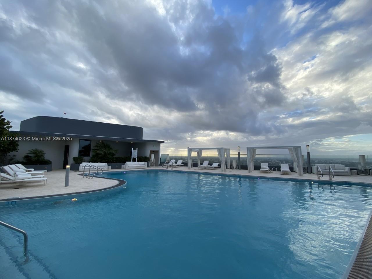 Building Photo - 1000 Brickell Plz