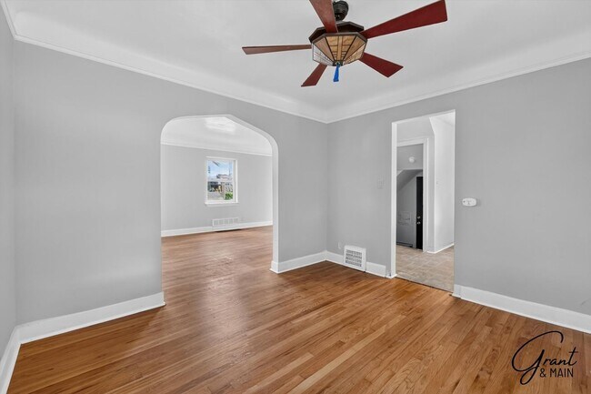 Building Photo - $1350 3 bedrooms