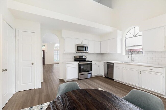 Building Photo - 9410 Calwood Cir