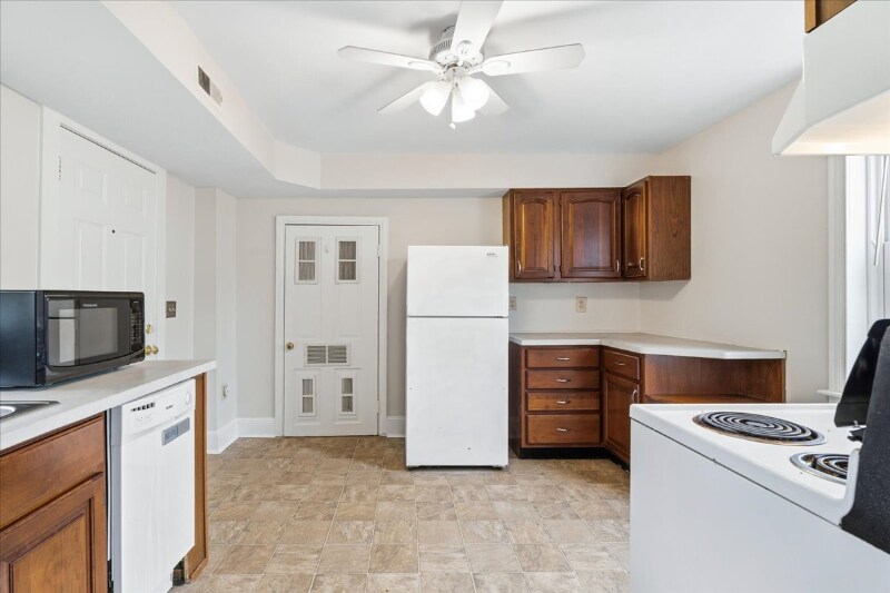 Building Photo - 100 E 8th St