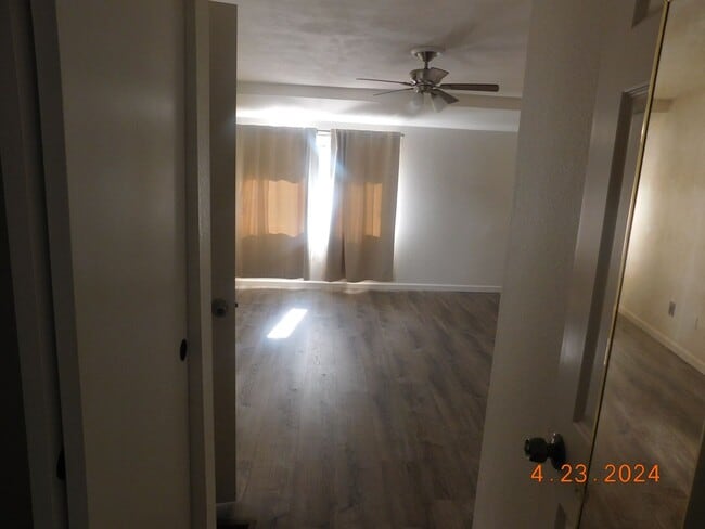 Building Photo - 400 Tepatitlan Ct