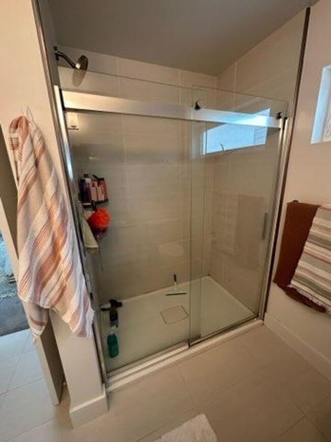 Building Photo - West End Three Bedroom with Modern Finishes