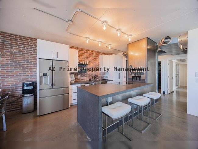 Building Photo - 207 W Clarendon Ave