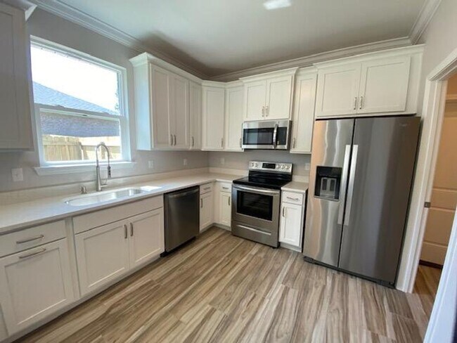 Building Photo - Spacious 3 Bedroom Home in Mary Esther!