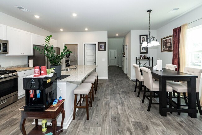 Building Photo - 239 Pine Crest View Dr