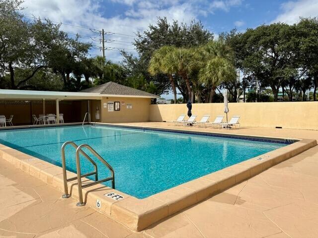 Building Photo - 3939 NE 5th Ave