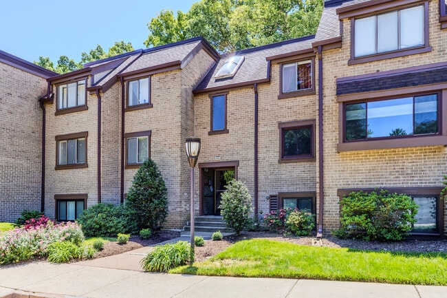 Building Photo - 1643 Parkcrest Cir