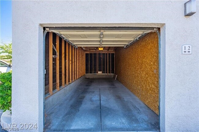 Building Photo - 2305 W Horizon Ridge Pkwy