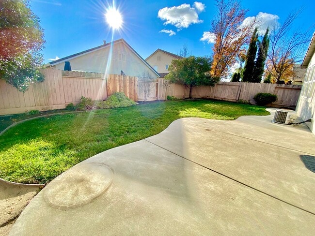 Building Photo - Beautiful Single Story Home with Local Park a Block Away!