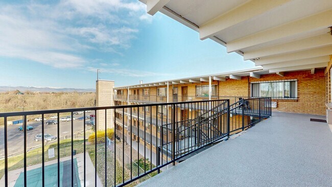 Building Photo - Adorable 1 bedroom condo with mountain views