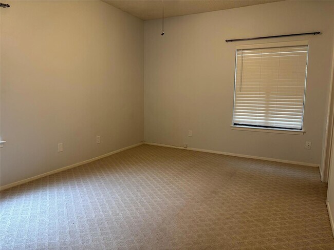 Building Photo - 8111 Baywood Dr