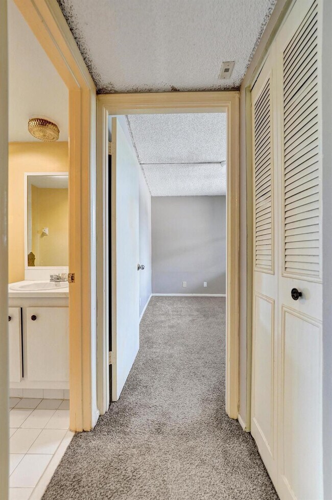 Building Photo - 9440 Poinciana Pl