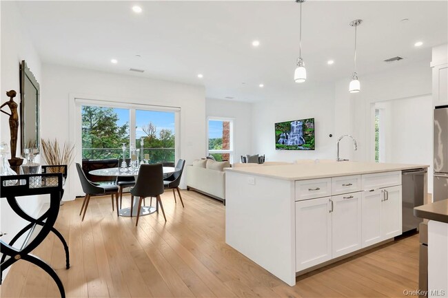 Building Photo - 8 Boulevard W