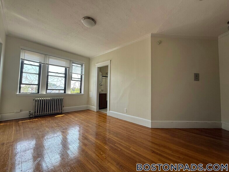 Building Photo - 53 Fellsway W