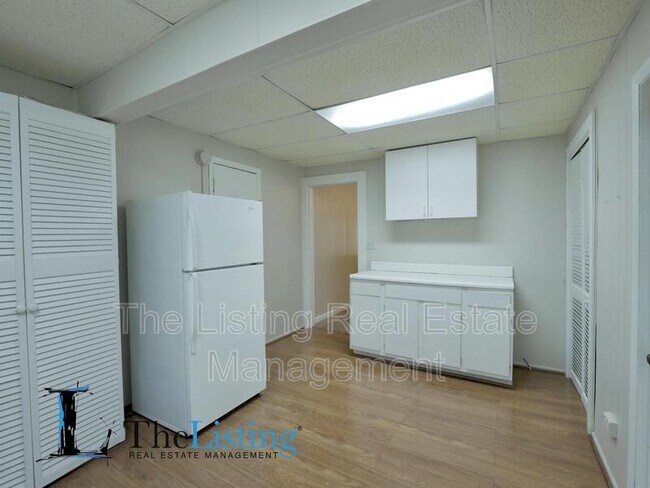 Building Photo - 611 E Plymouth Ave