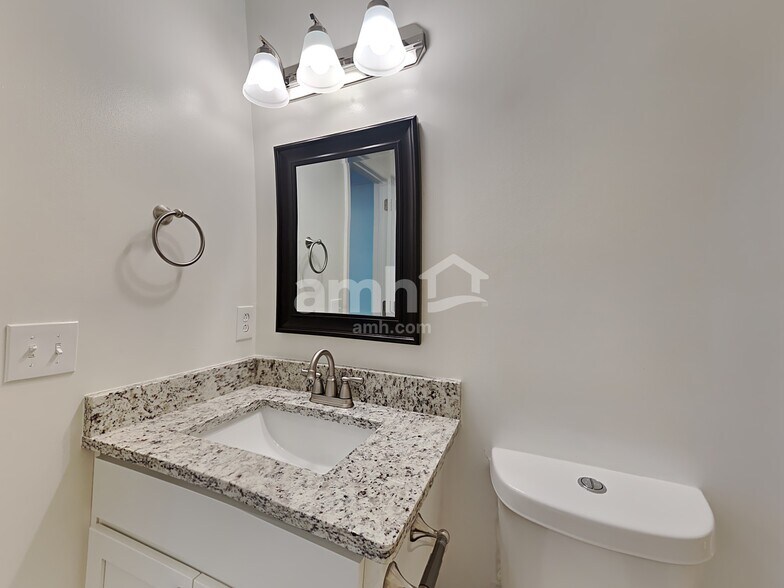 Building Photo - 2807 Sutherland Dr