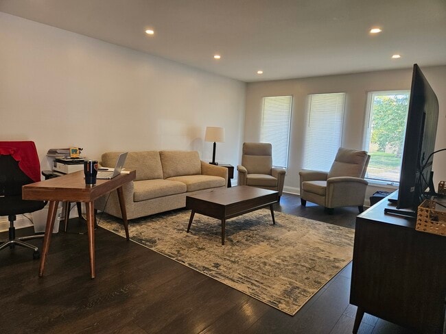 Building Photo - 9536 Elmwood Dr