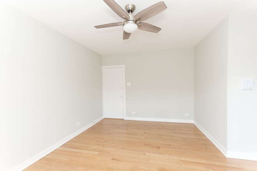 Building Photo - 520 W Cornelia Ave