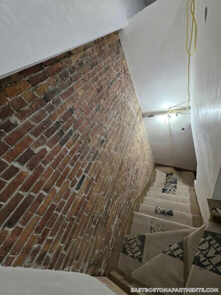 Building Photo - 186 Webster St